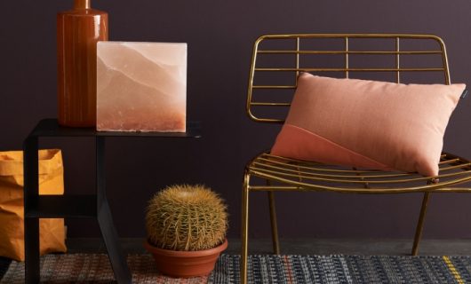 De donkere versie van Zomer Zon, met als warme basiskleur voor de muur de bruin/aubergine kleur
